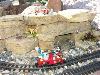 Mickey und Donald treffen die Bewohner Lummerlands