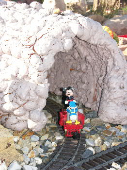 Mickey und Donald vor dem Tunnel